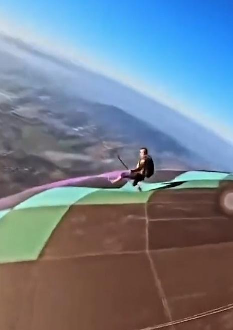 Jhovanny興奮地在位處65英尺(約19.8米)高的熱氣球上起跑,詎料僅僅5步便踩穿氣球。(DailyMail)