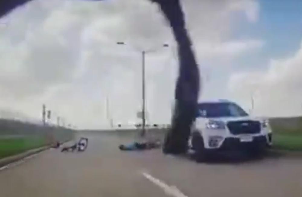 詎料肇事車輛未有停下,反而加速,前輪及後輪先後輾過單車手的雙腿,似乎是想不顧而去。(X)