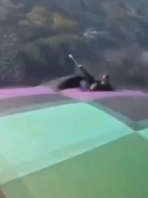 Jhovanny興奮地在位處65英尺(約19.8米)高的熱氣球上起跑,詎料僅僅5步便踩穿氣球。(DailyMail)