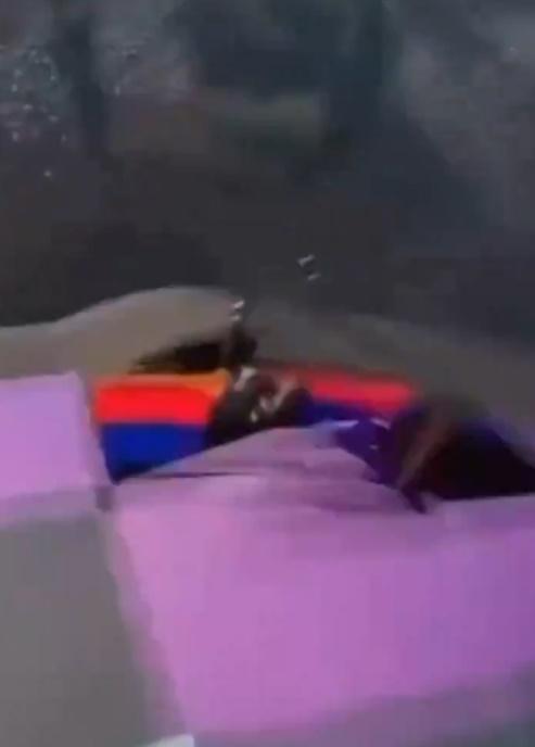 Jhovanny興奮地在位處65英尺(約19.8米)高的熱氣球上起跑,詎料僅僅5步便踩穿氣球。(DailyMail)