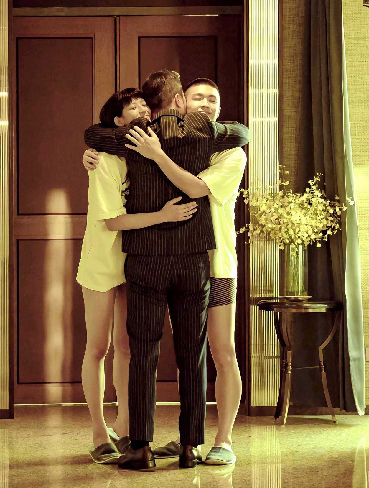 《(真)新的一天》交代兩個世代「三人行」的瘋狂愛戀。