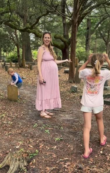 Haley的孩子則在墓園嬉戲玩耍,更曾觸摸和推撞墓碑。(IG)