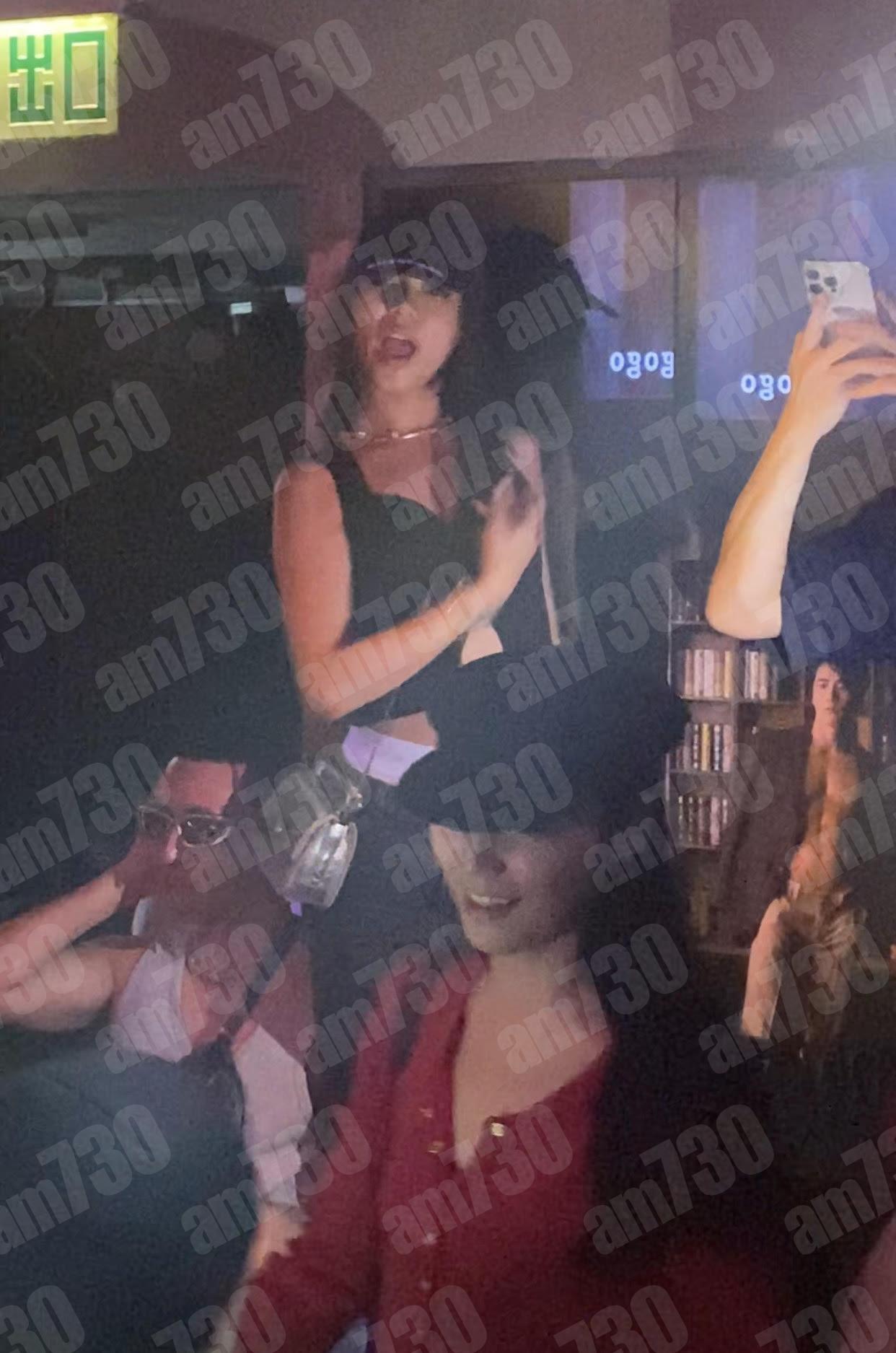 陳凱詠(後)到夜場狂歡,圈中好友張蔓莎(前)亦有同場。