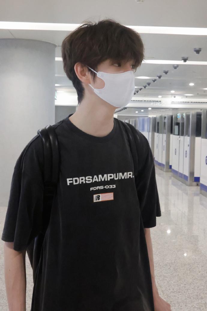 奧利一早搭飛機到杭州拍節目。