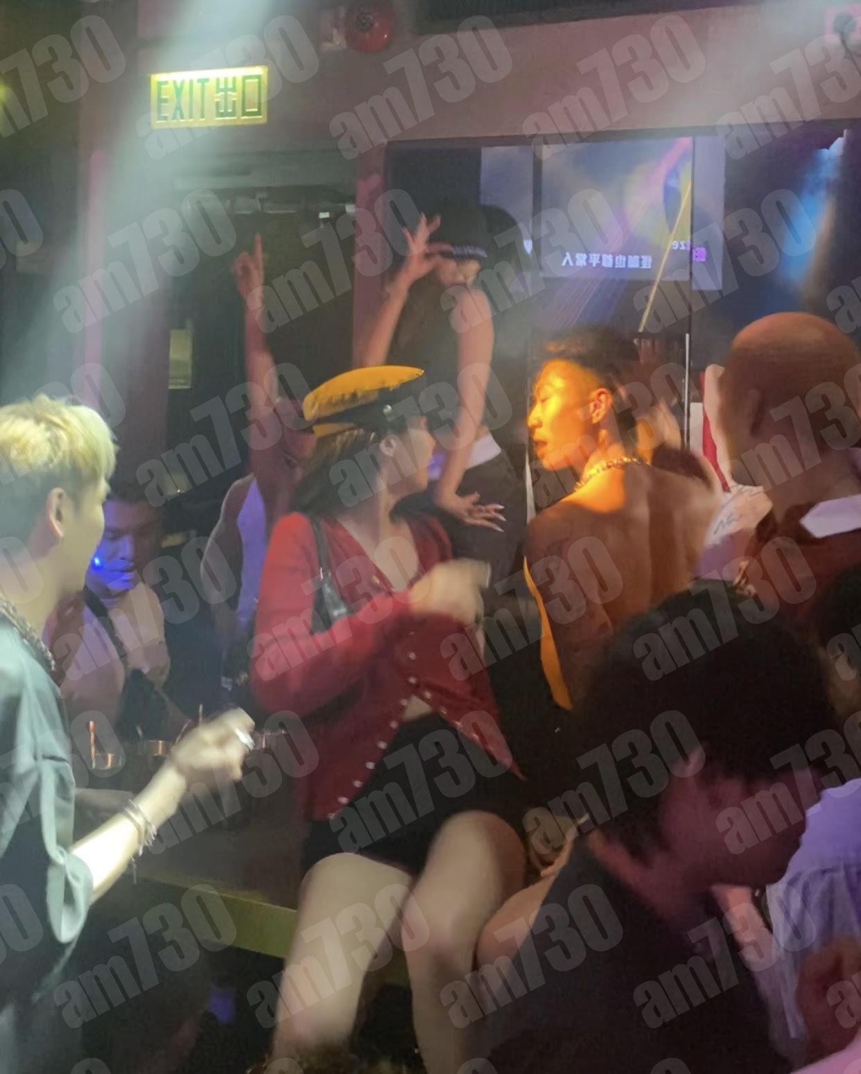 張蔓莎亦玩得投入,坐上枱懶理儀態。