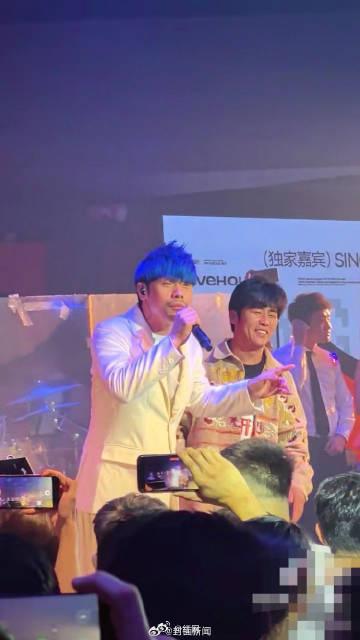 「黑倫」及「粥餅倫」兩名山寨周董登台,門票票價不菲。(圖/翻攝微博)