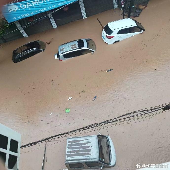 湖南五強溪鎮遭暴雨襲擊。(網上圖片)