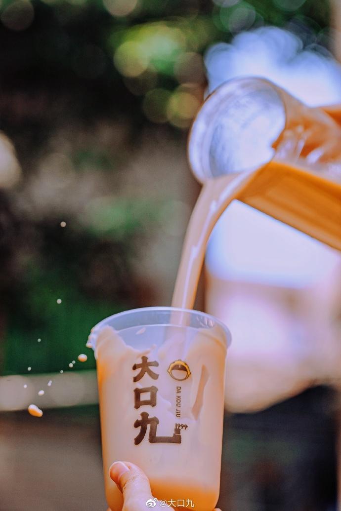 內地茶飲「大口九」香港開分店,設有多款茶飲力撼港式小食店。(微博)