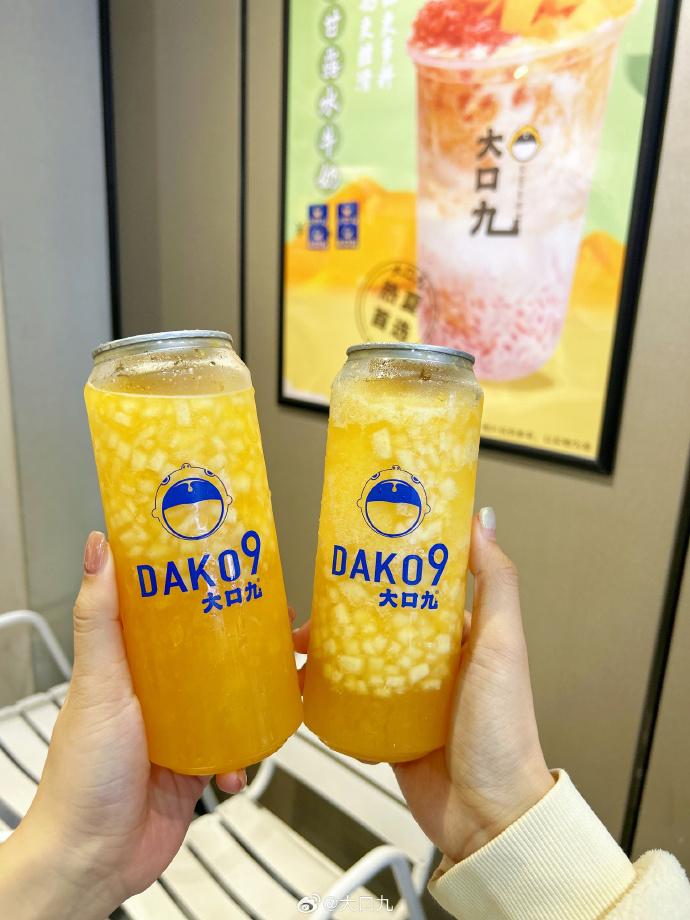 內地茶飲「大口九」香港開分店,設有多款茶飲力撼港式小食店。(微博)