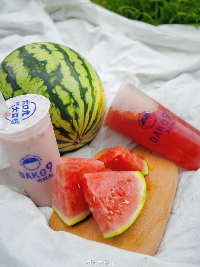 內地茶飲「大口九」香港開分店,設有多款茶飲力撼港式小食店。(微博)