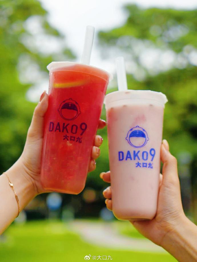 內地茶飲「大口九」香港開分店,設有多款茶飲力撼港式小食店。(微博)
