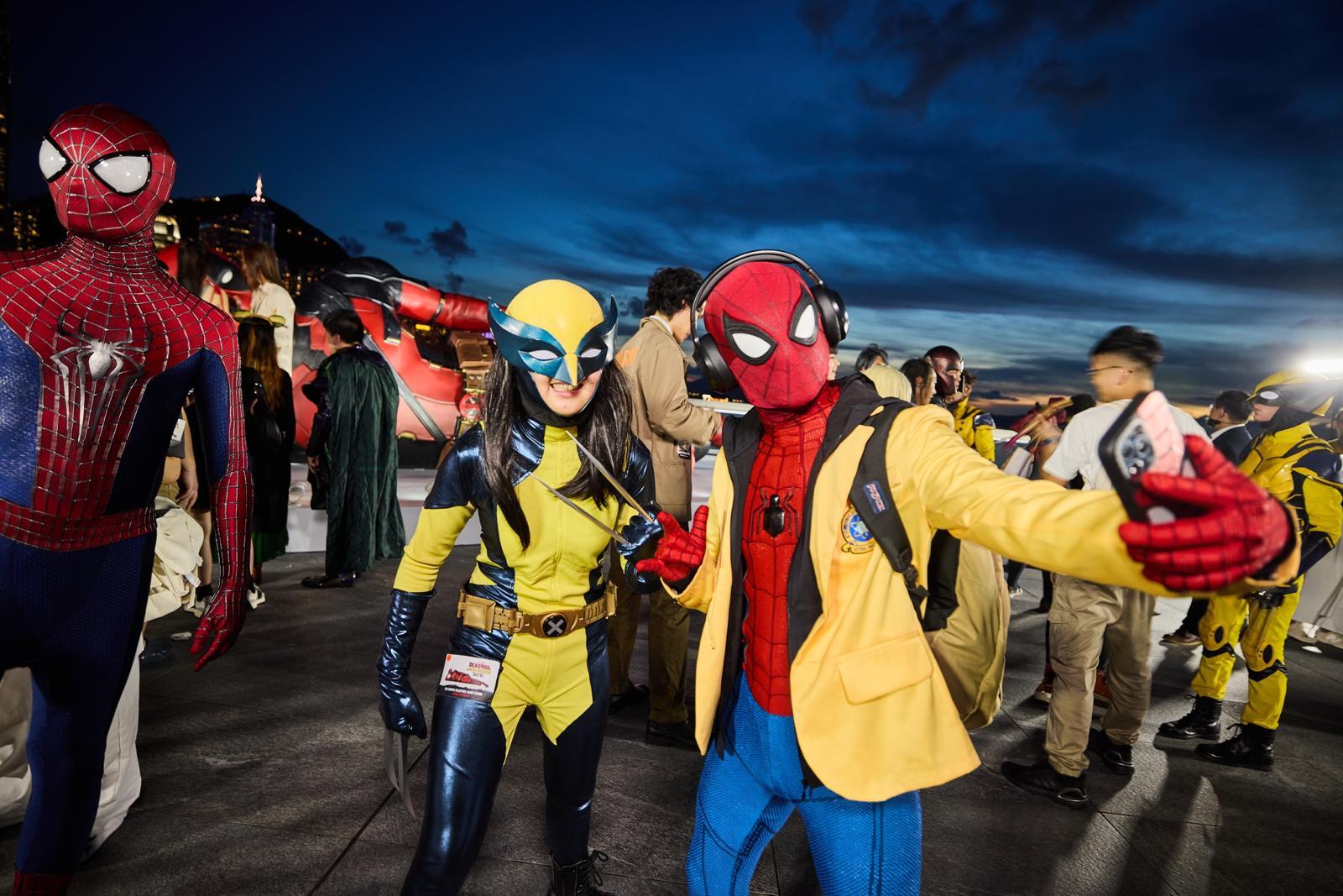 Marvel迷穿戰衣Cosplay到場打卡。