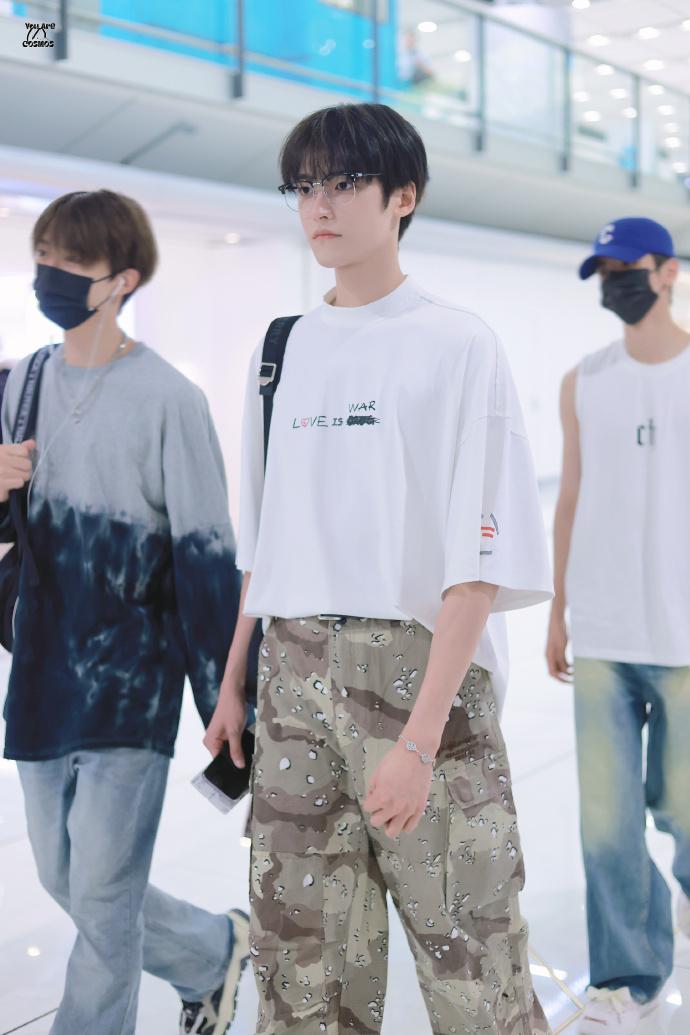 江信熹等一早搭飛機到北京。