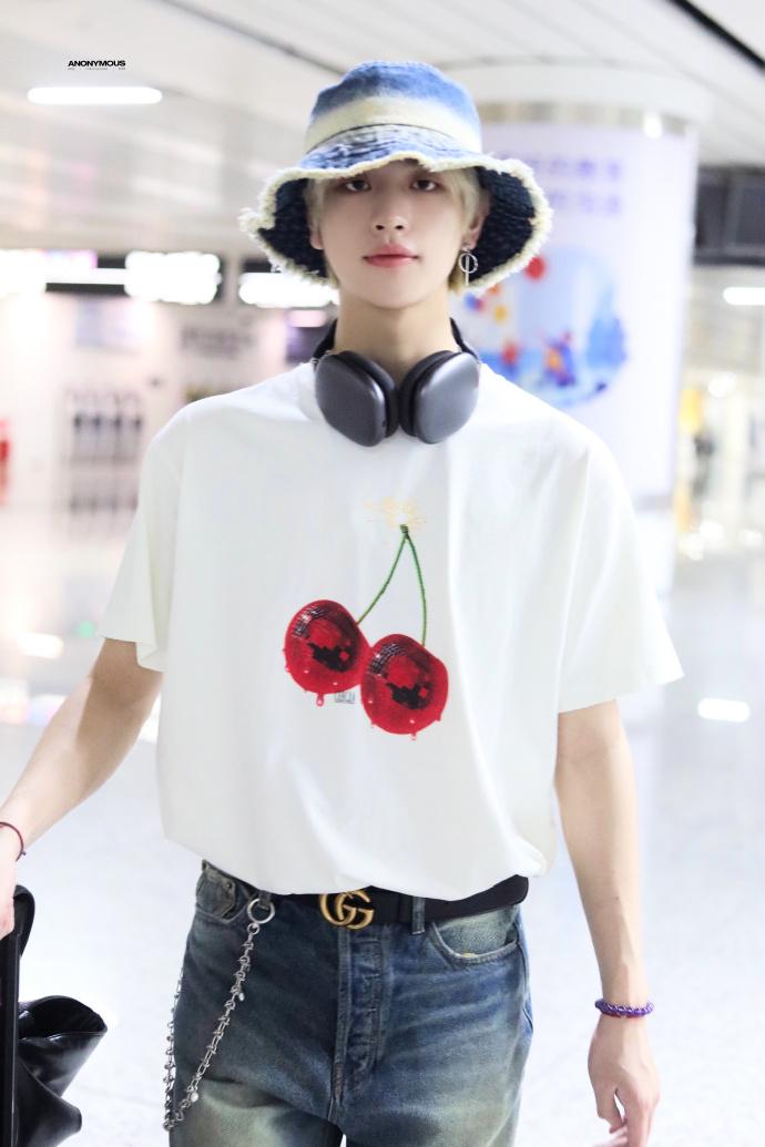 陳梁則被fans在深圳高鐵站捕獲。