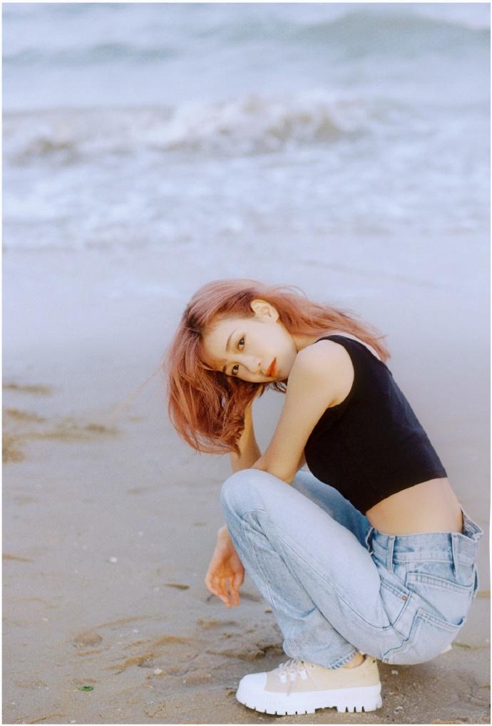 丁佳敏現為特步集團CEO助理,於2021年創辦品牌分支女裝系列,經常穿上自家服裝示範穿搭。(微博/搜狐娛樂截圖)