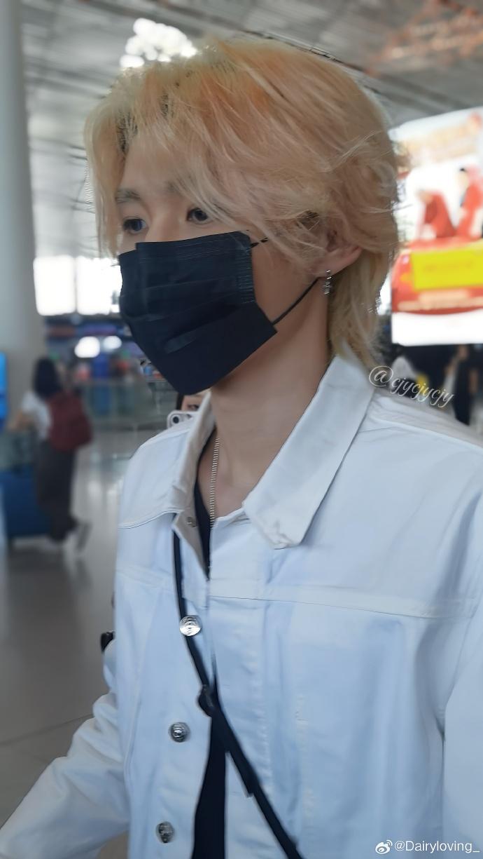 李權哲等一早搭飛機到北京。