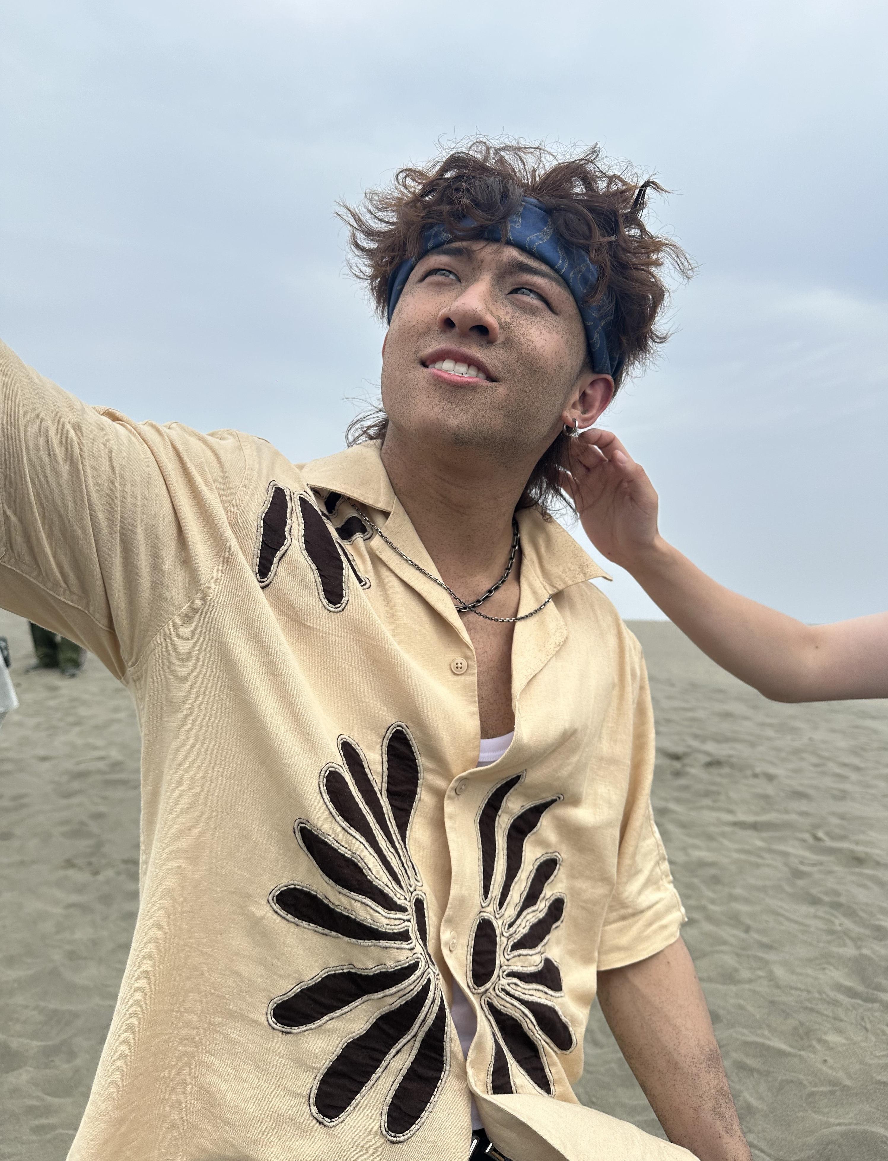 ANSONBEAN碌沙漠弄得滿面沙。