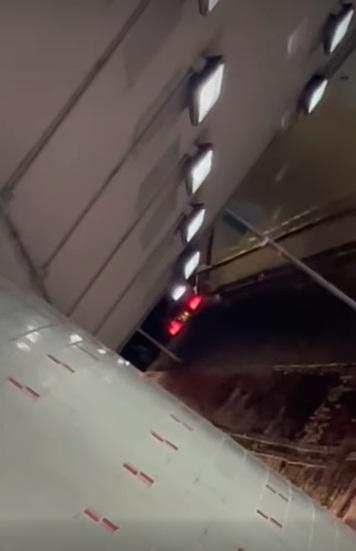網上熱話|的士司機懷疑揸入行人隧道。(網片截圖)