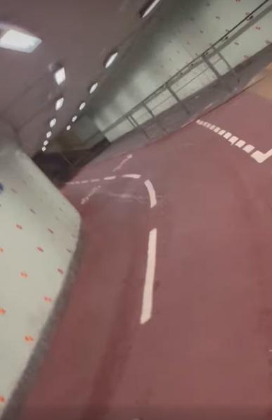 網上熱話|的士司機懷疑揸入行人隧道。(網片截圖)