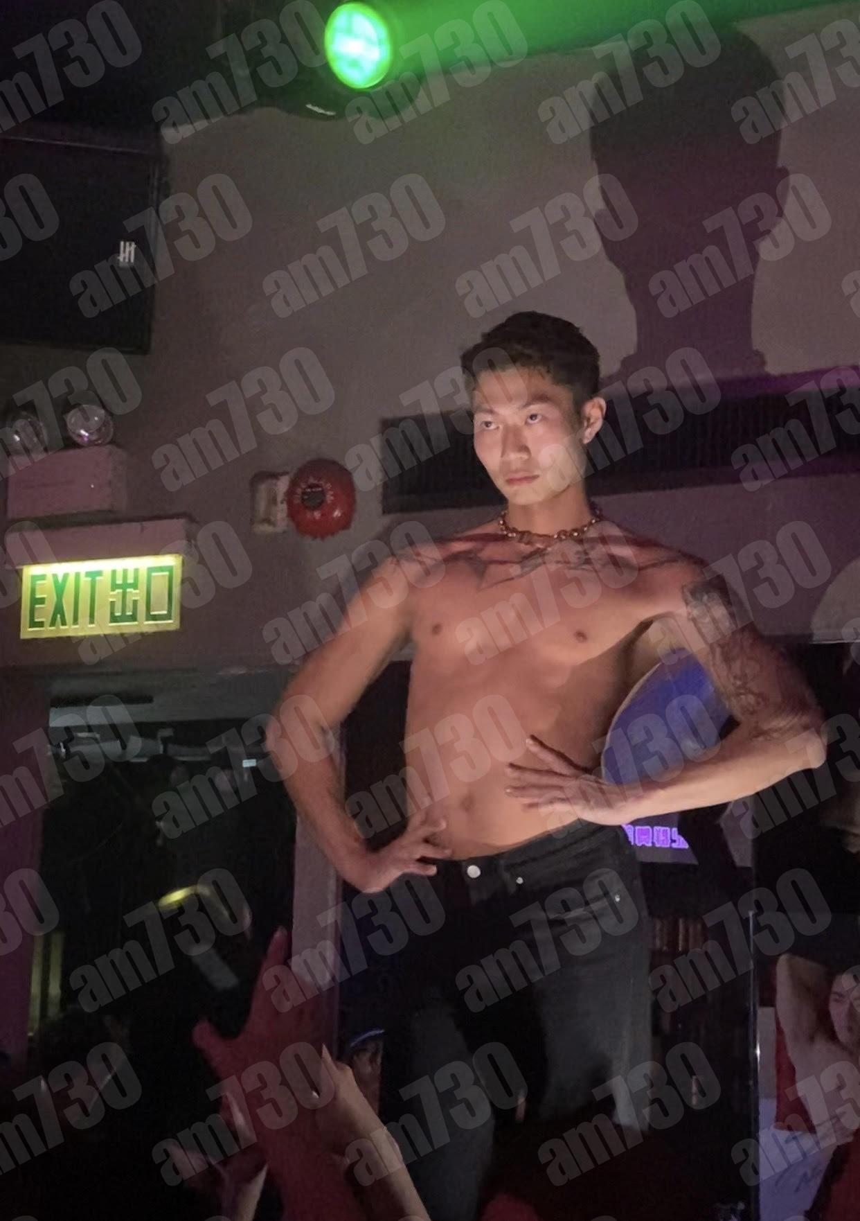 Zelos聽到COLLAR的《OFF/ON》即興奮脫衣。