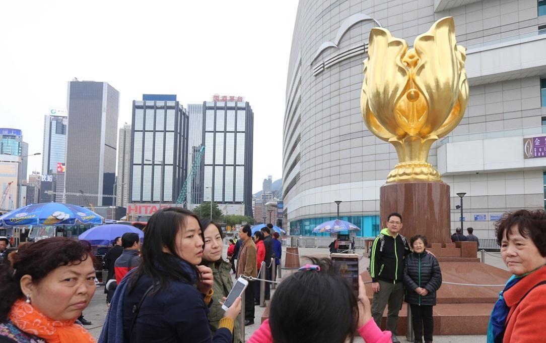 內地下月起提高港澳進境居民行李免稅額。(資料圖片)