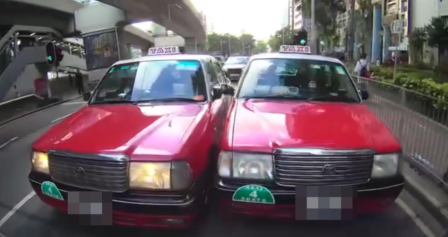 車Cam直擊|兩的士司機爭路終攬炒。(網片截圖)