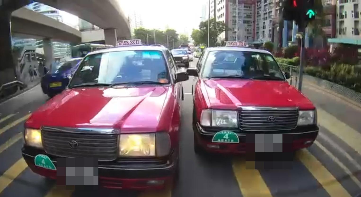 車Cam直擊|兩的士司機爭路終攬炒。(網片截圖)