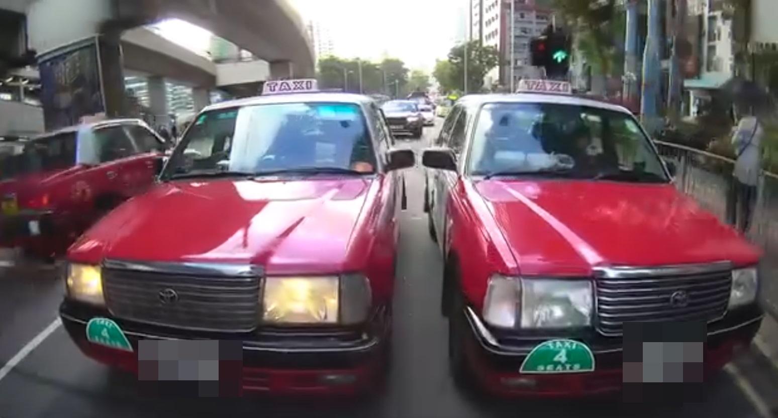 車Cam直擊|兩的士司機爭路終攬炒。(網片截圖)