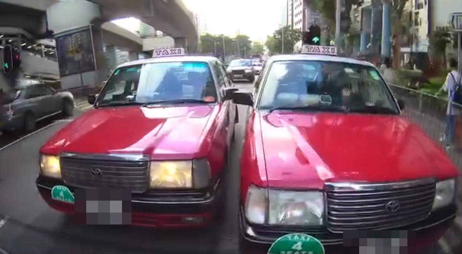 車Cam直擊|兩的士司機爭路終攬炒。(網片截圖)