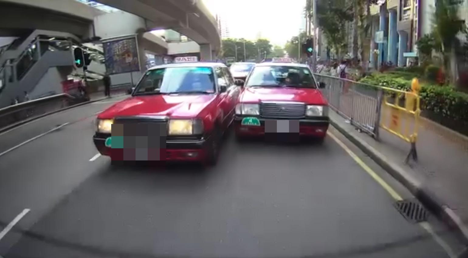 車Cam直擊|兩的士司機爭路終攬炒。(網片截圖)