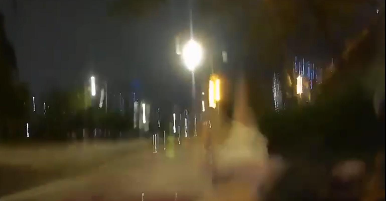 車Cam直擊|觀塘的士撞斃七旬婦畫面曝光 婦無預警出現馬路釀禍。(網片截圖)