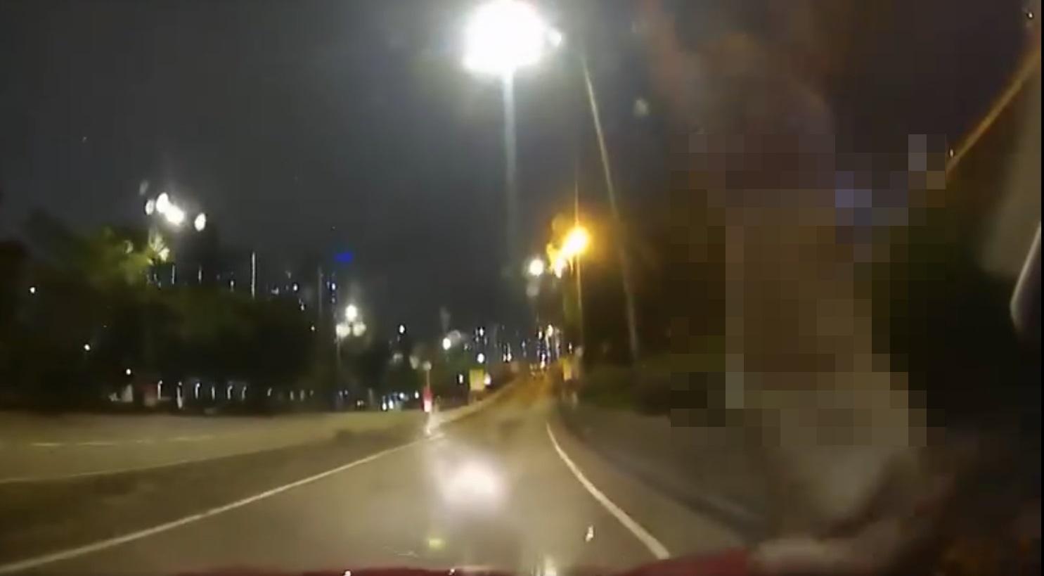 車Cam直擊|觀塘的士撞斃七旬婦畫面曝光 婦無預警出現馬路釀禍。(網片截圖)