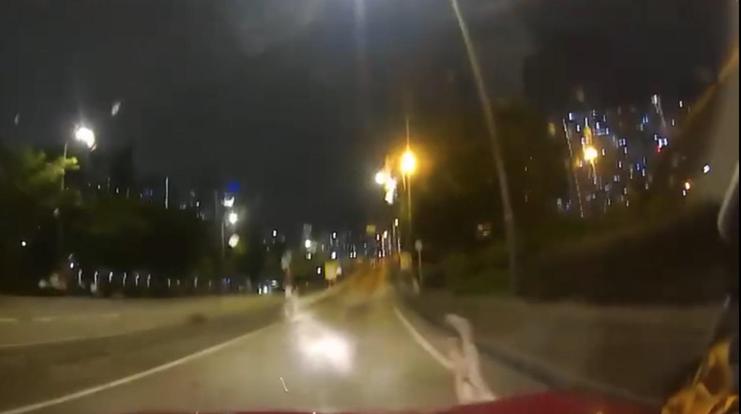 車Cam直擊|觀塘的士撞斃七旬婦畫面曝光 婦無預警出現馬路釀禍。(網片截圖)