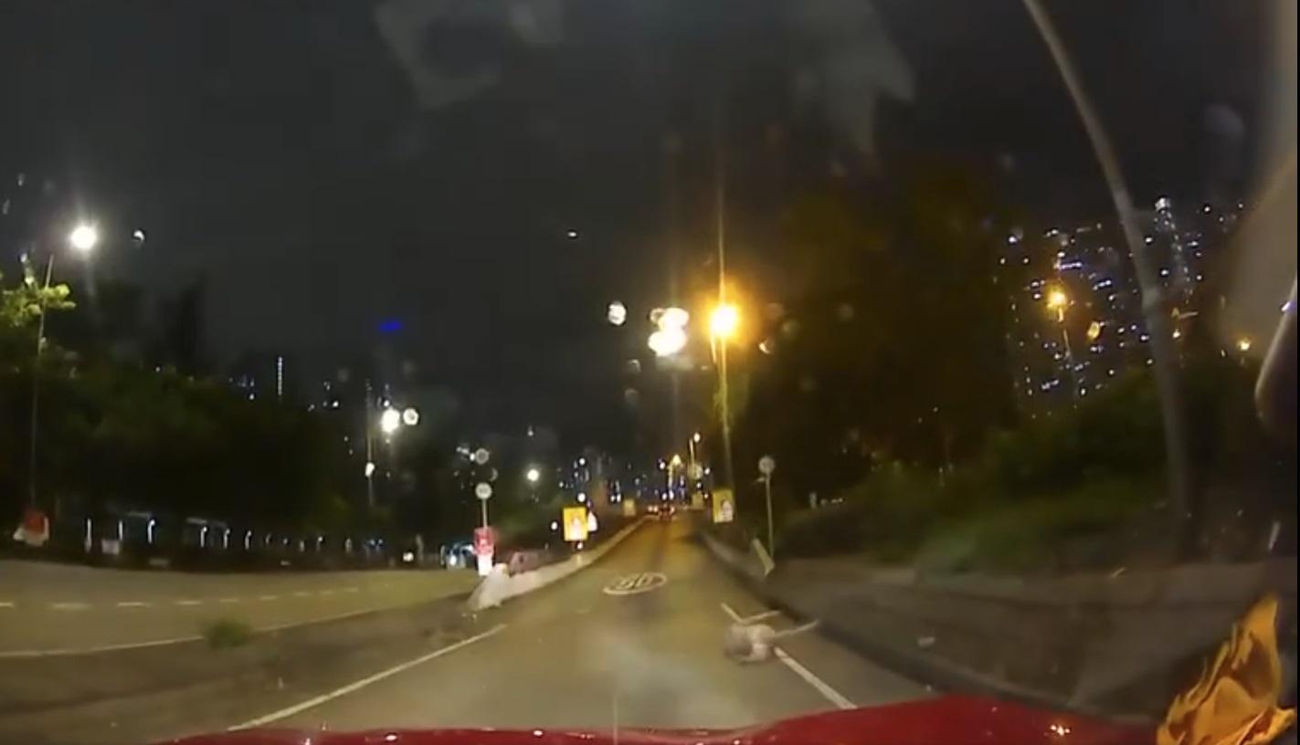 車Cam直擊|觀塘的士撞斃七旬婦畫面曝光 婦無預警出現馬路釀禍。(網片截圖)