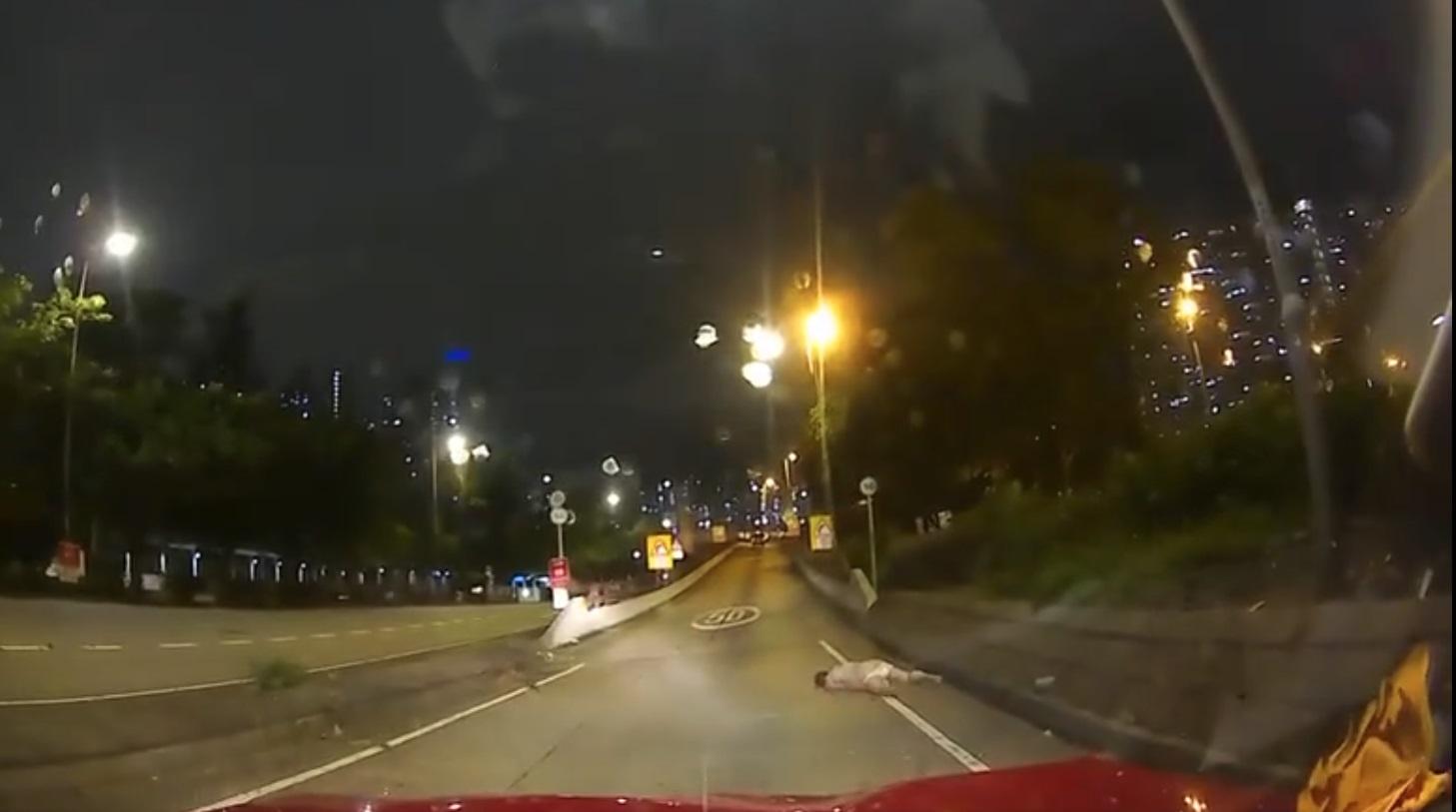 車Cam直擊|觀塘的士撞斃七旬婦畫面曝光 婦無預警出現馬路釀禍。(網片截圖)