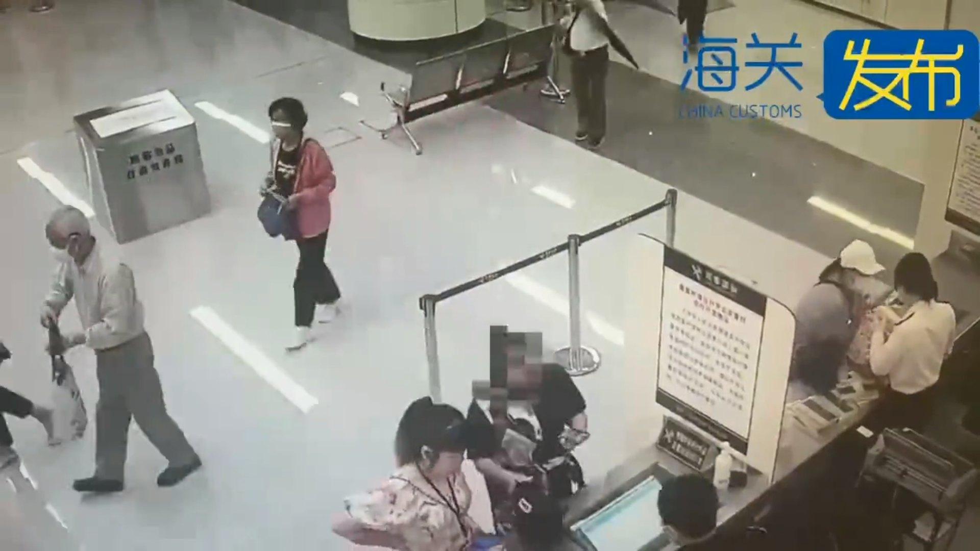 女子神色緊張,舉止異常,惹來關員懷疑檢查。(海關發布)