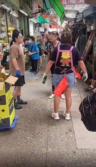 3女在生果檔前口角。(網片截圖)