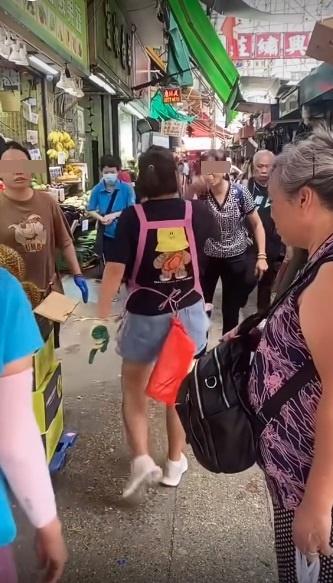 3女在生果檔前口角。(網片截圖)