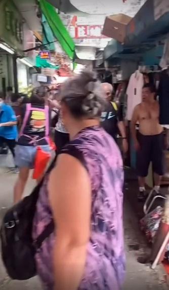 女店員上前推撞婦人。(網片截圖)