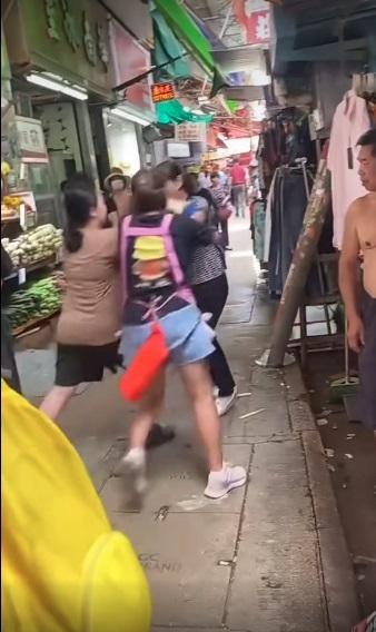 另一女店員加入戰團。(網上截圖)