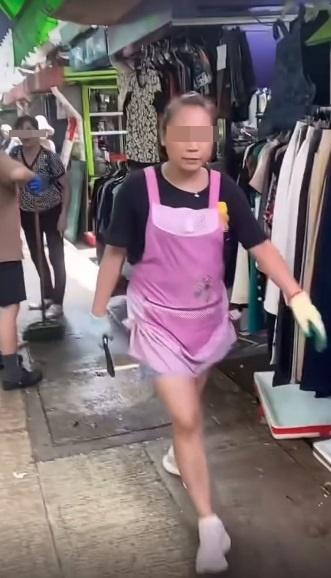 「火雞姐」轉身離開。(網片截圖)