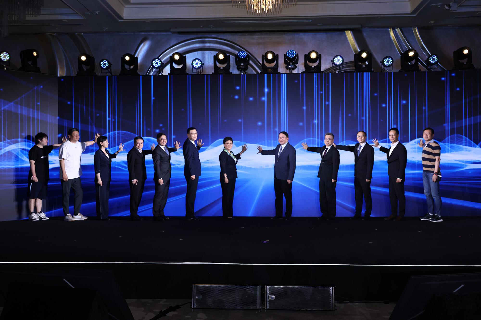 一眾主禮嘉賓攜手主持「融榮共生」啟動儀式。