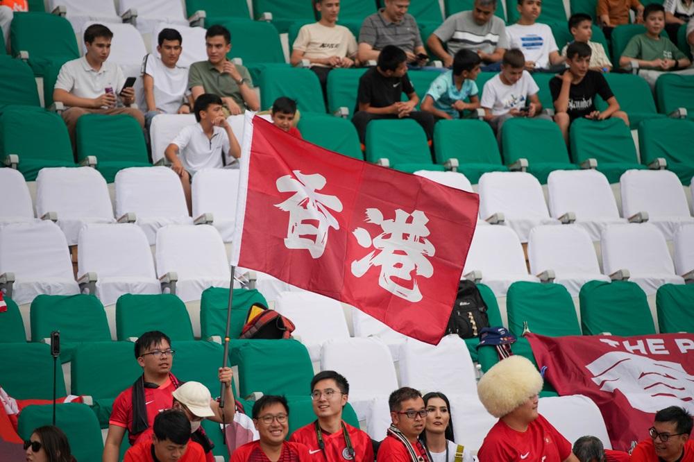 數十名香港球迷遠赴土庫曼支持港隊。(香港足總圖片)