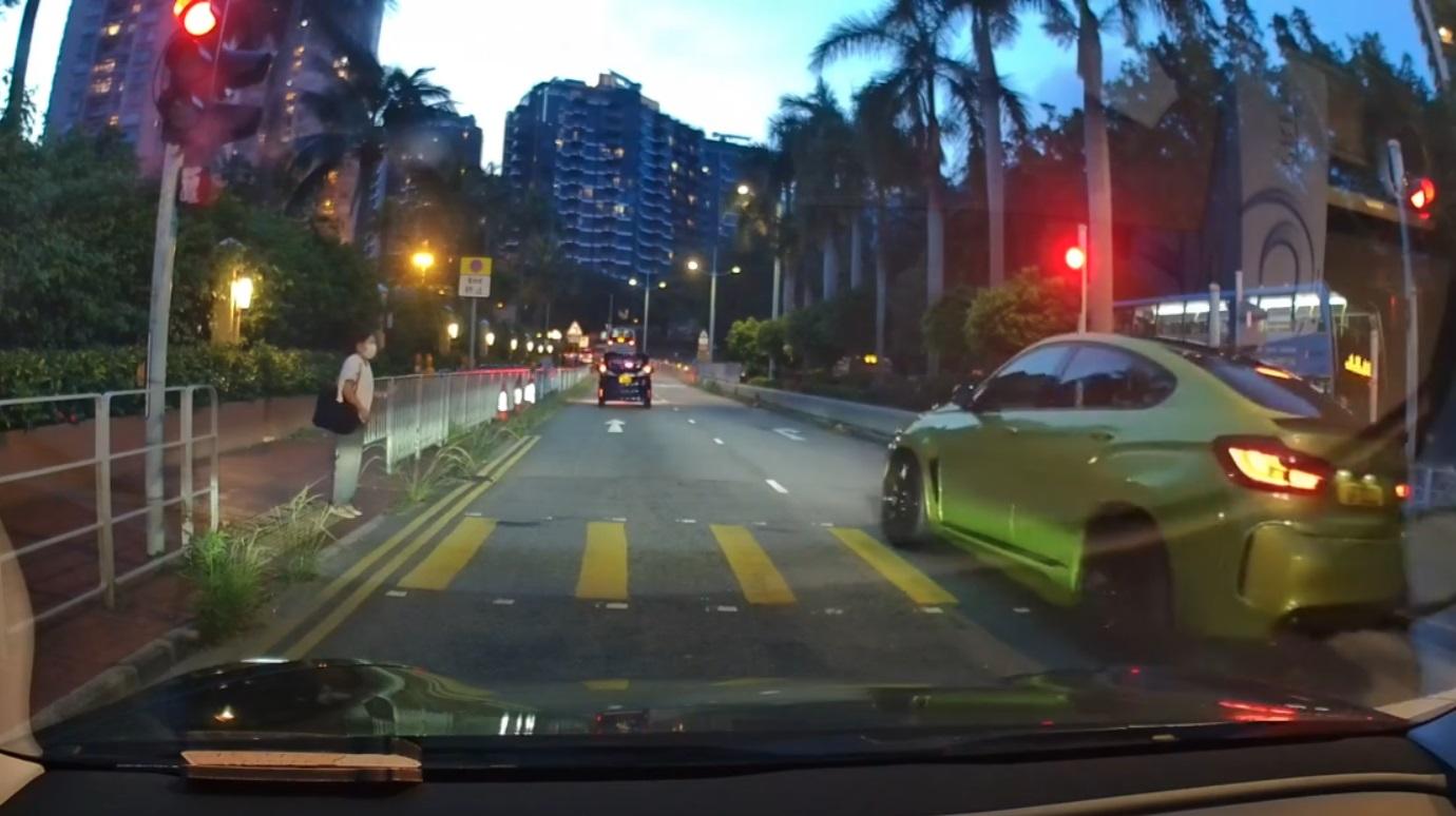 車Cam直擊|女子推BB車過馬路險捱撞 44歲衝燈司機涉危駕被捕。(網片截圖)