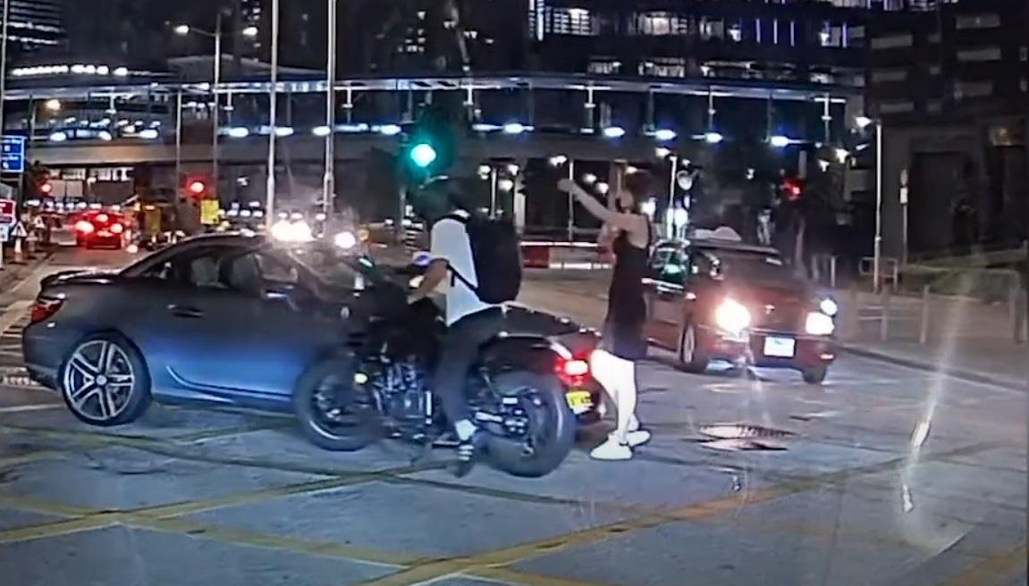 車Cam直擊|鐵騎士衝燈,撞正黑裙索女司機。(網片截圖)