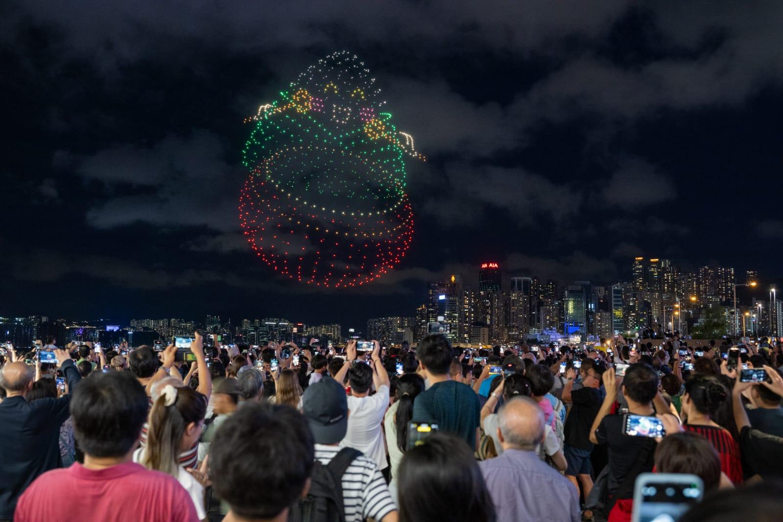 灣仔海濱上演以端午節為主題的無人機演出。(陳奕釗攝)