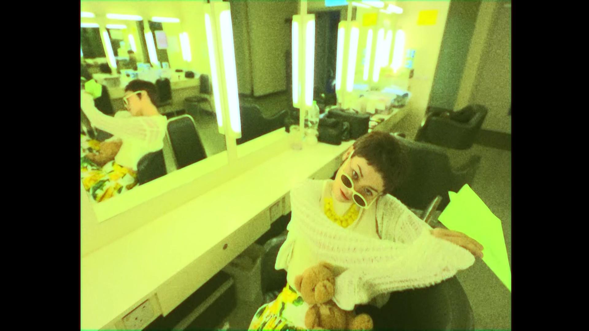 關嘉敏無論造型、髮型、太陽眼鏡、身形、眼神及狀態,都同王菲似到十足,一個字服!