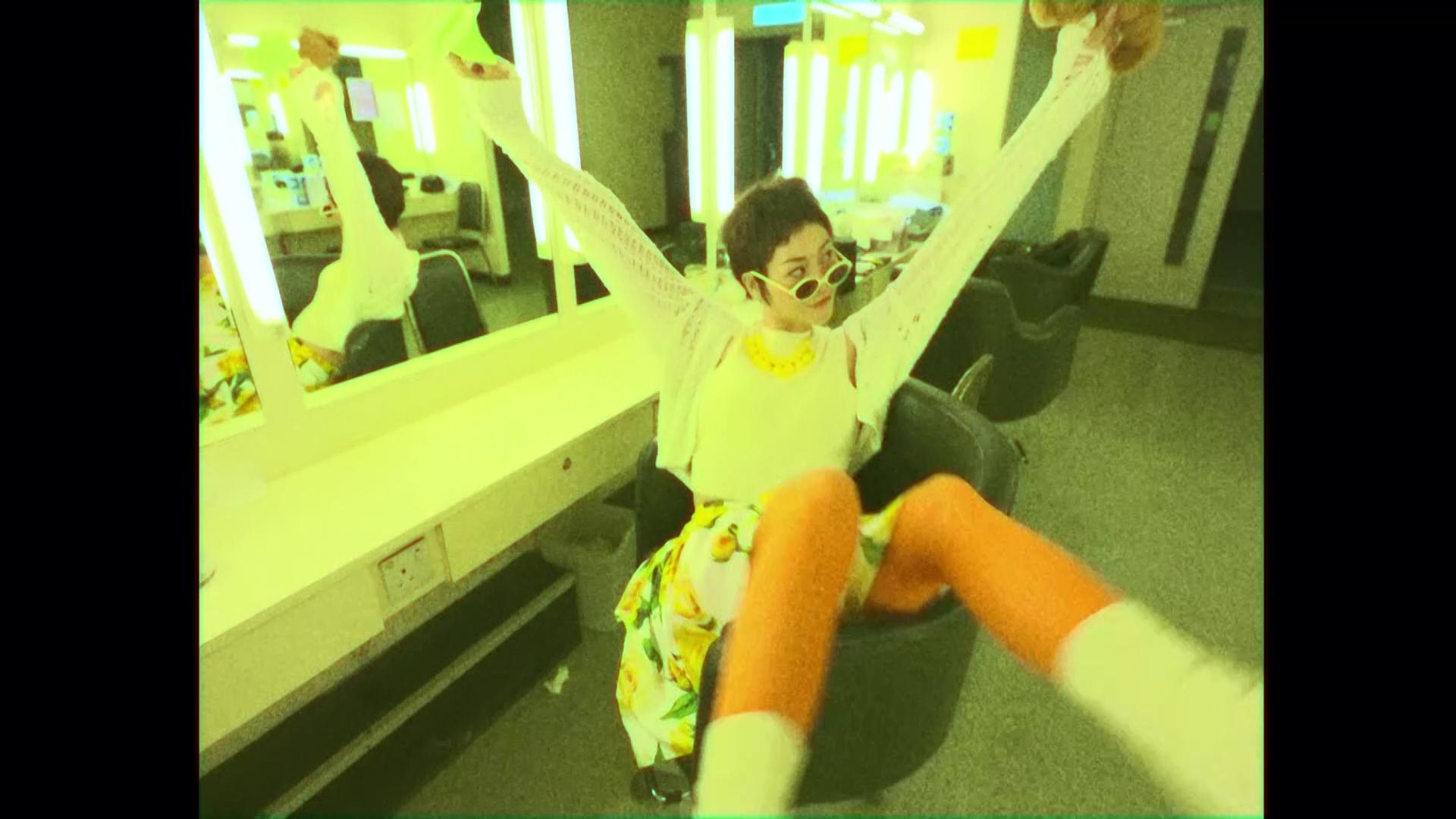 關嘉敏無論造型、髮型、太陽眼鏡、身形、眼神及狀態,都同王菲似到十足,一個字服!