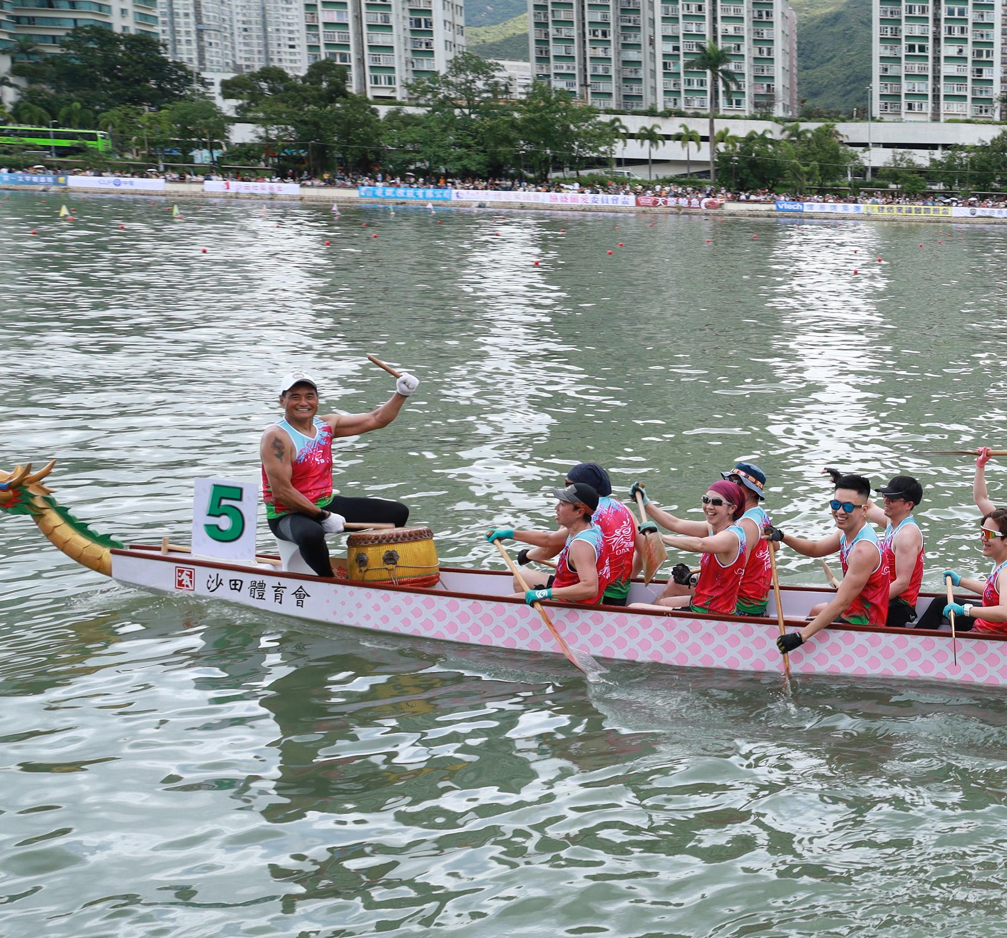 王俊棠每年帶領TVB同事划龍舟,今年在5號線道。