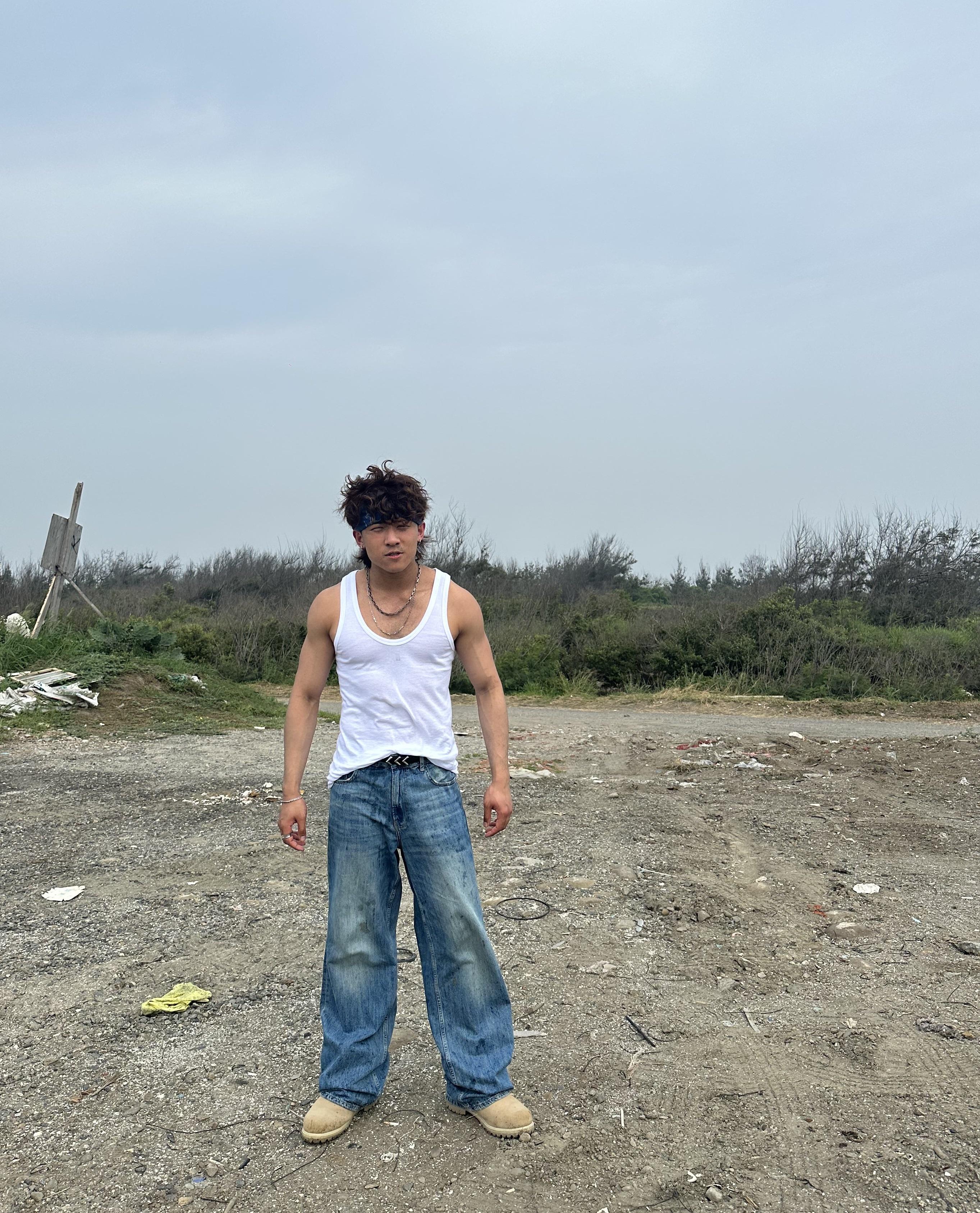 ANSONBEAN到台南頂頭額沙漠取景。